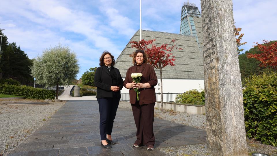 Lenkje til artikkel: Tenn lys eller legg ned blomar ved bautaen ved Herøy kyrkje