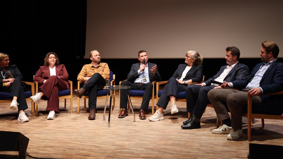 Lenkje til artikkel: Demokratikonferansen 2026: Framtida må byggjast saman