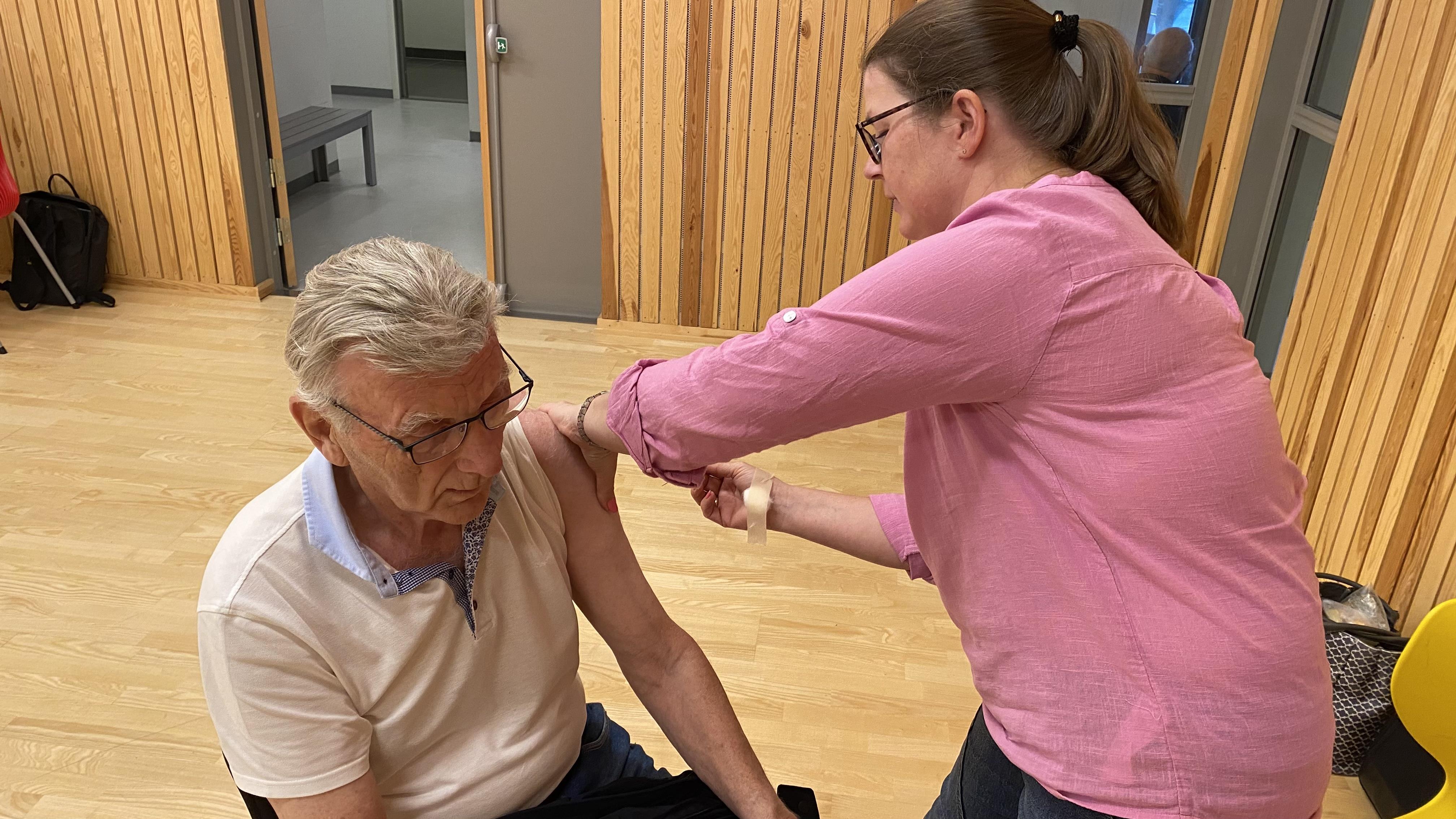 Tor Johan Stenersen(79 år) får vaksine av helsesjukepleiar Kari Mette Runde Eide