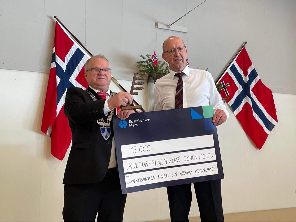 Varaordførar Bjarne Kvalsvik og prisvinnar Johan Moltu - Klikk for stort bilete