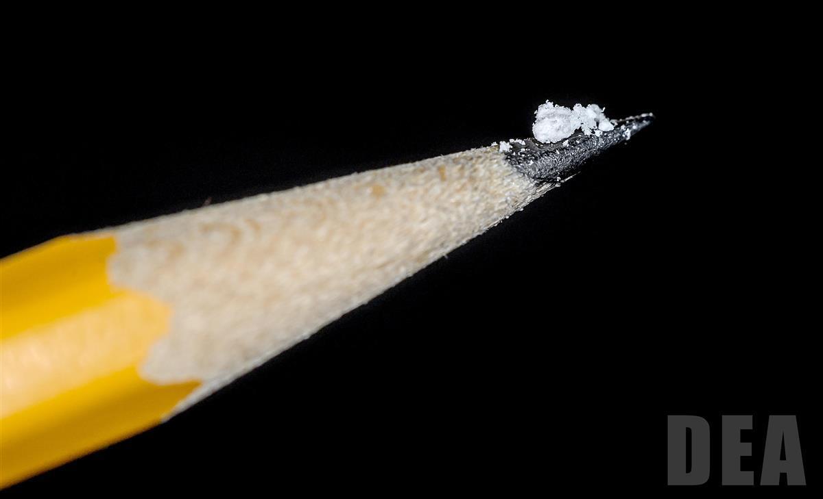 ein blyantspiss med eit narkotisk stoff - Klikk for stort bilete