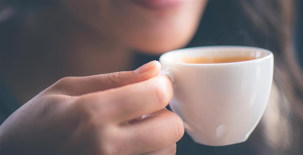 Person med ein kopp kaffi - Klikk for stort bilete