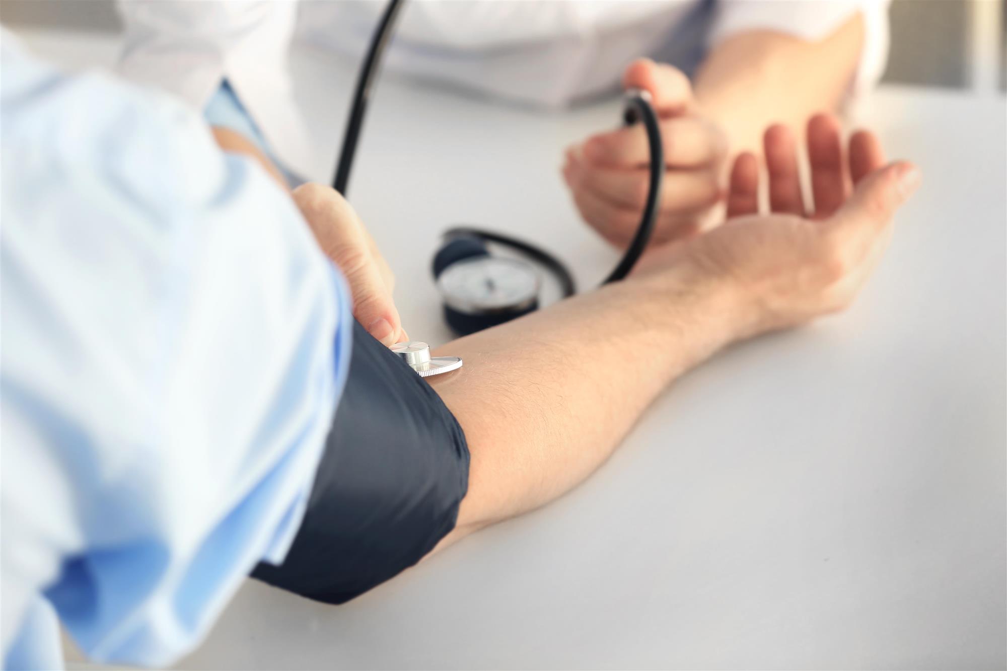 Illustrasjonfoto: Pasient måler blodtrykk hos legen.