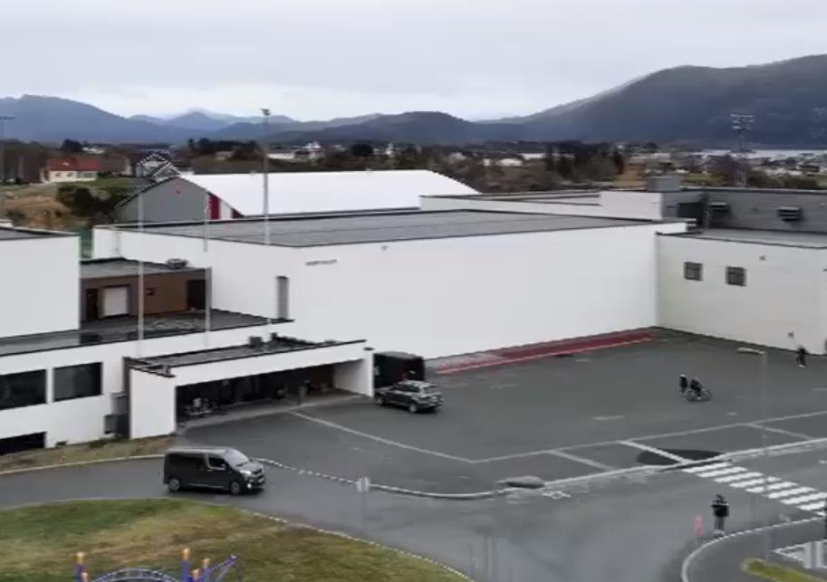 Dronebilde av Herøyhallen - Klikk for stort bilete